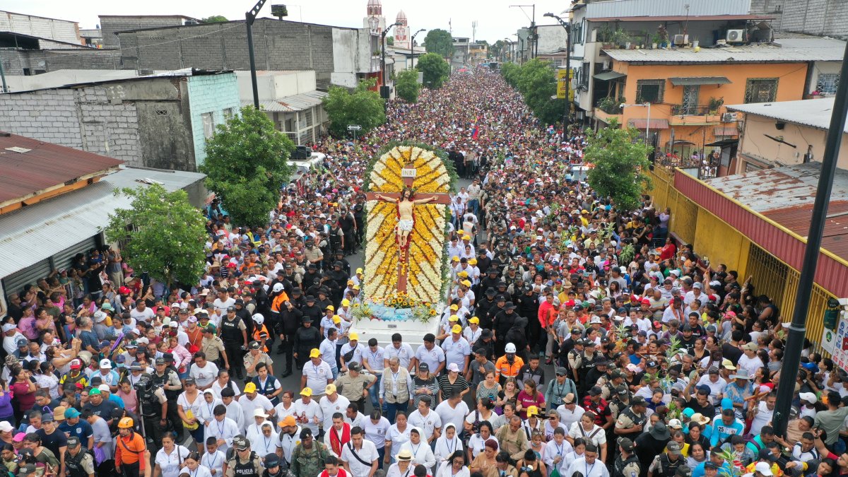 Miles de devotos se dan cita cada Viernes Santo para iniciar el recorrido desde el Santuario del Cristo del Consuelo.