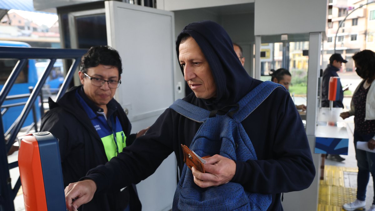 Un método de pago es mediante un boleto QR, que se obtiene ingresando 35 centavos a una máquina.