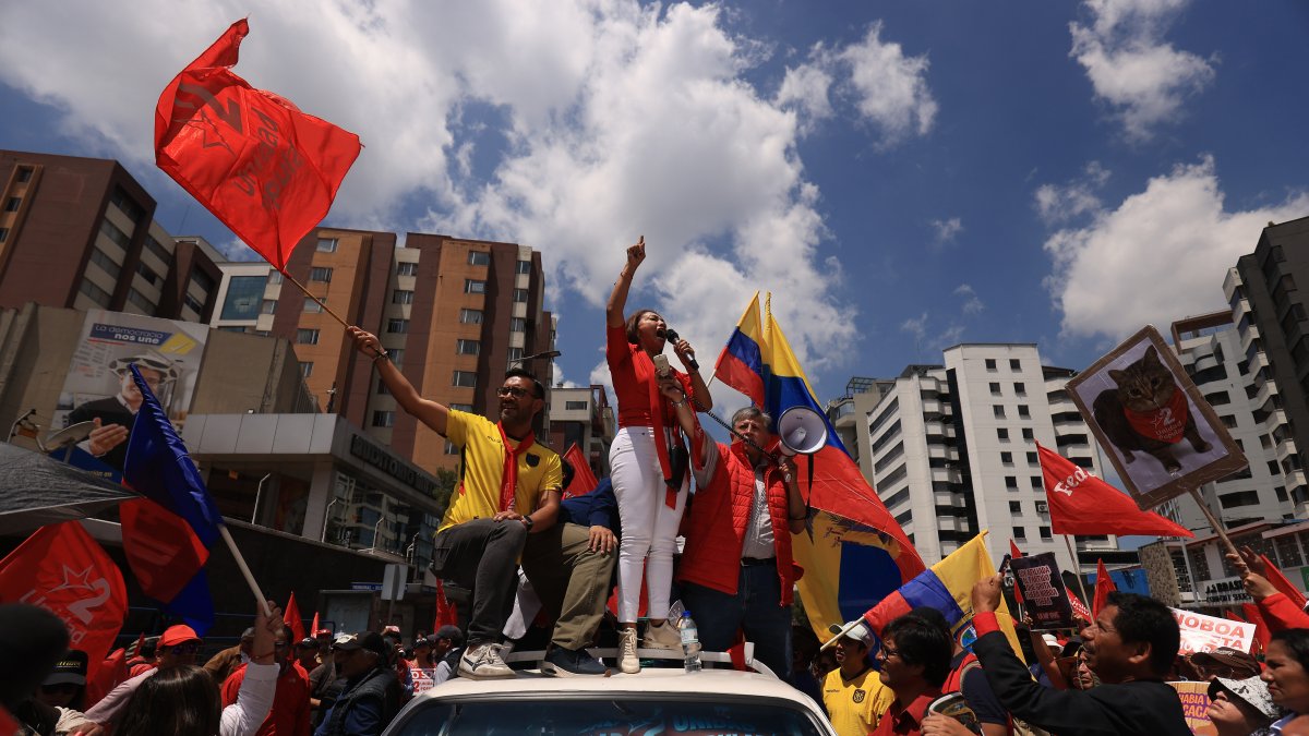 Unidad Popular se movilizó en Quito y presentó miles de afiliaciones ante el CNE para frenar su cancelación del registro electoral.
