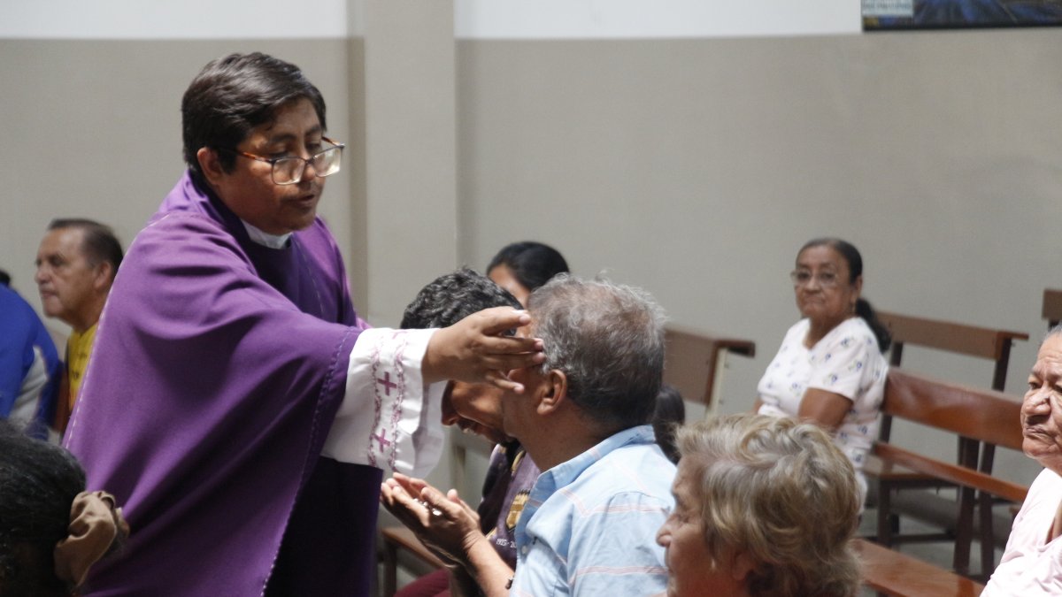 El padre  Jorge Torres en el momento de la unción a los enfermos, en la misa oficiada la mañana de este miércoles 1 de abril.