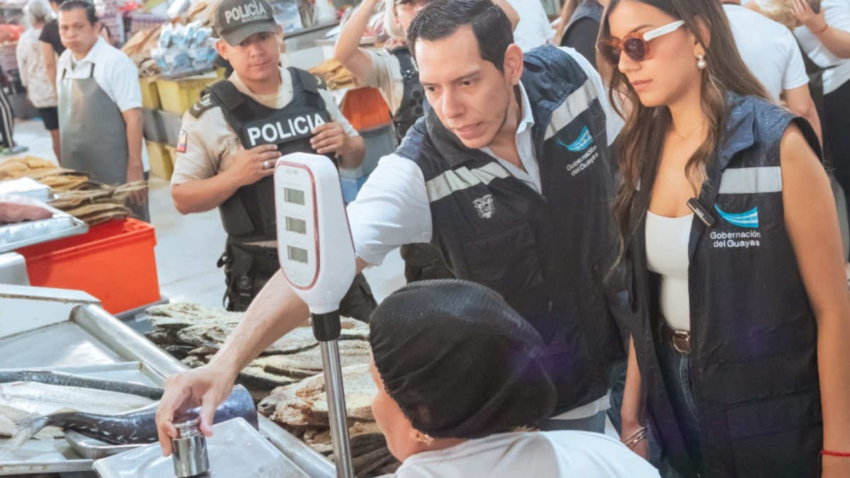 Autoridades verifican balanzas y listas de precios en mercados de Guayaquil para controlar especulación en Semana Santa