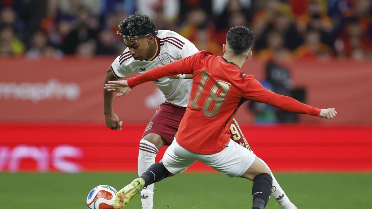 El delantero de la selección española, Lamine Yamal (i), intenta llevarse el balón ante el jugador de Egipto, Islam Eissa, durante un encuentro amistoso.