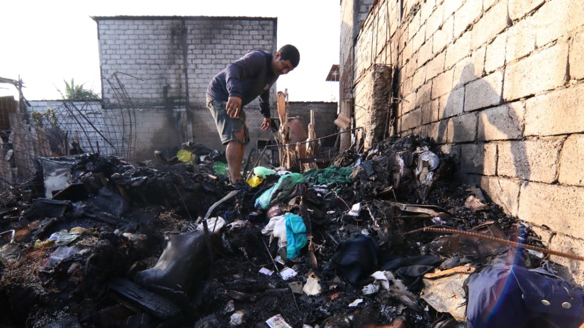 Enseres consumidos por el fuego dentro de la casa afectada. Pasó en Vergeles.