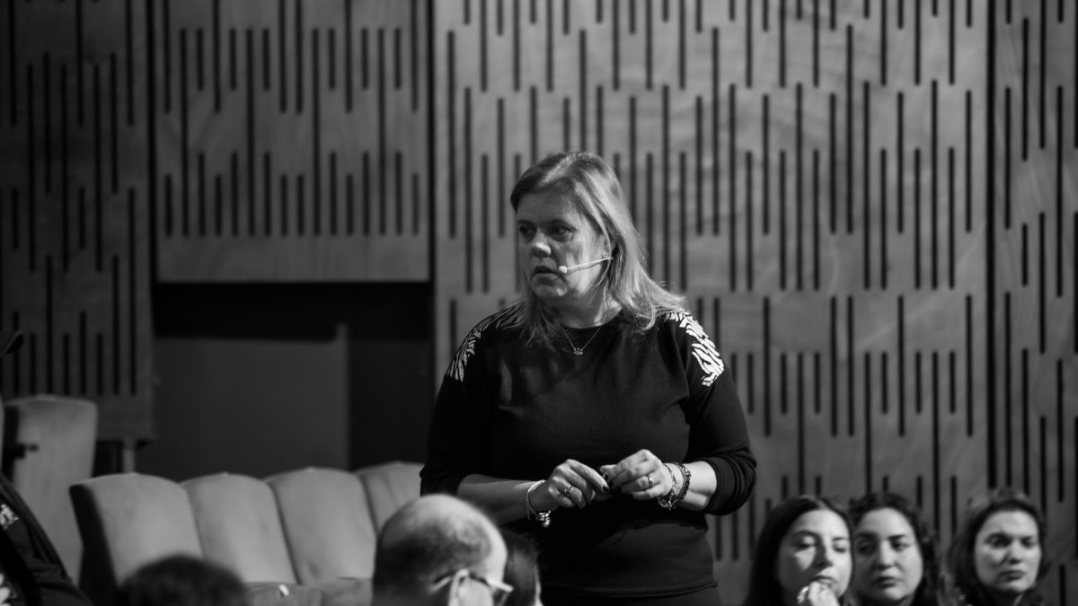 Noelia realiza sesiones en vivo en teatros.