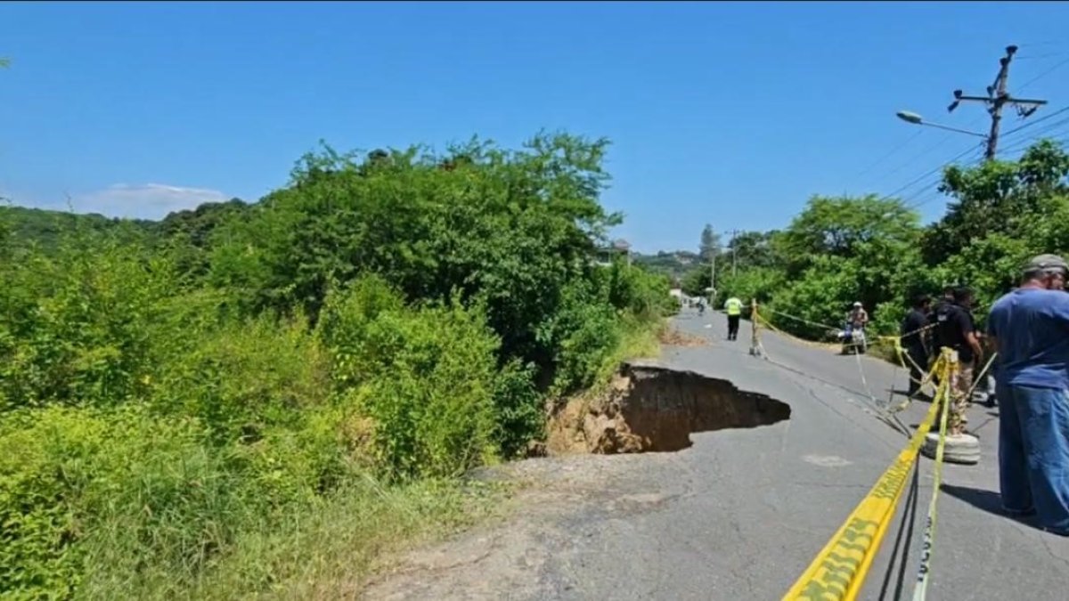 El tremendo socavón que se formó por las lluvias en la vía de ingreso al santuario de Olón genera que se cierre el paso a vehículos