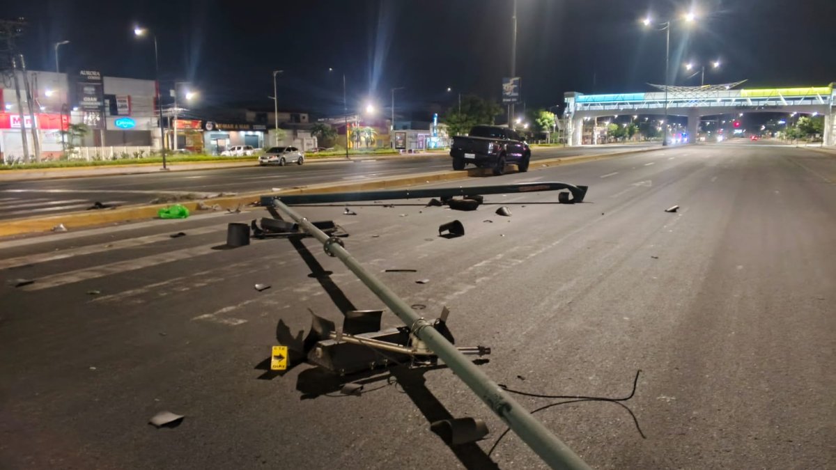 Vehículo perdió el control en La Aurora y chocó contra parterre; autoridades piden precaución al conducir.