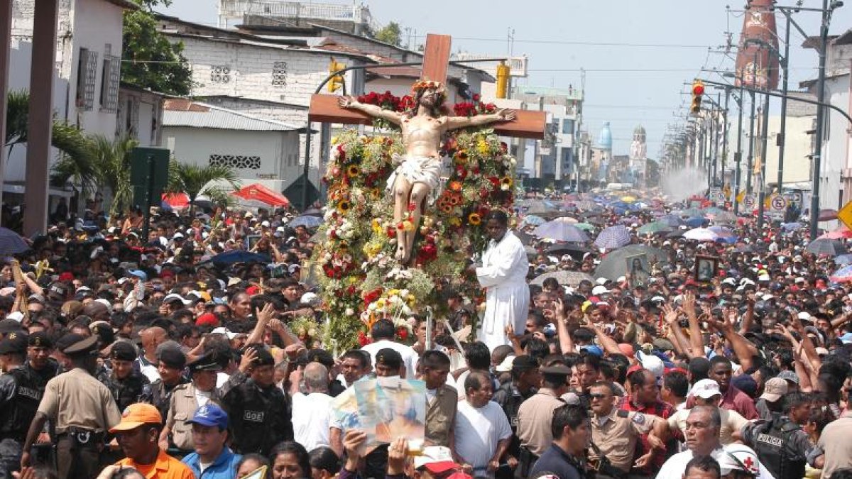 Históricamente, miles de personas han recorrido las calles de Guayaquil en la procesión del Cristo del Consuelo, apoyados por un operativo interinstitucional de seguridad y movilidad.