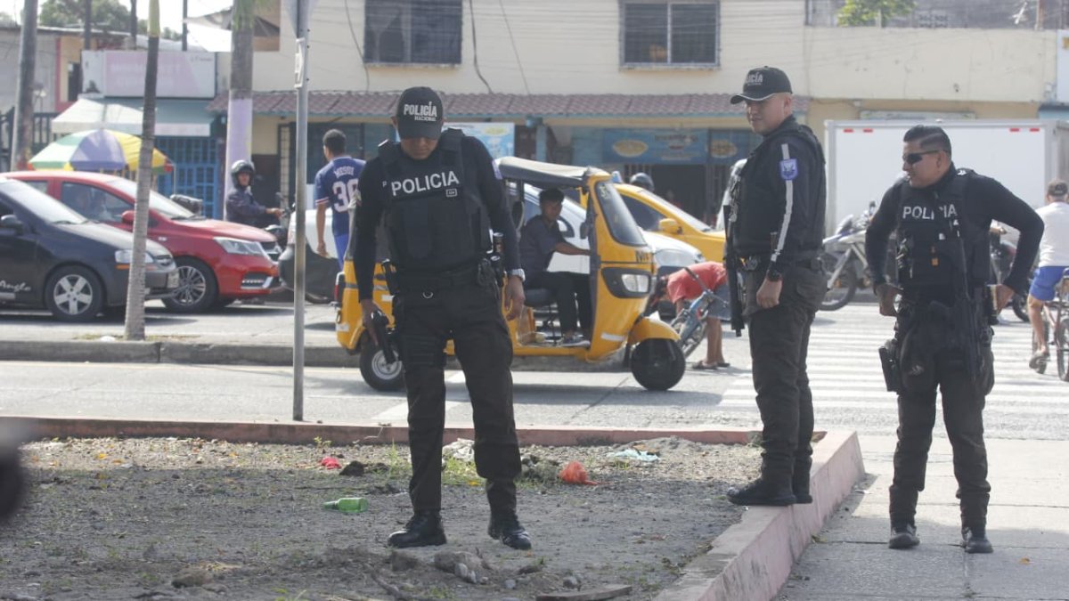 Unidades de la Policía acudieron al parque Stella Maris en Guasmo Sur tras el hallazgo de un bulto sospechoso, que finalmente resultó ser restos de un perro.