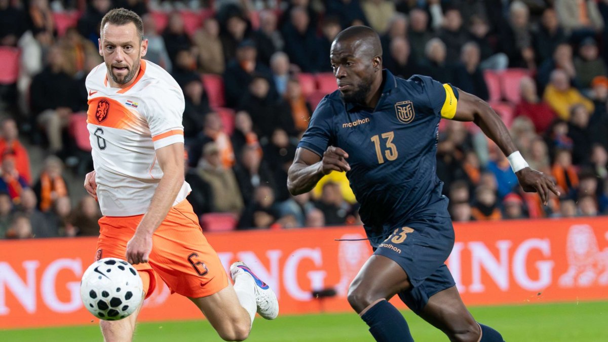 Enner Valencia (d) alcanzó 49 goles con la camiseta de Ecuador, tras los amistosos de marzo.