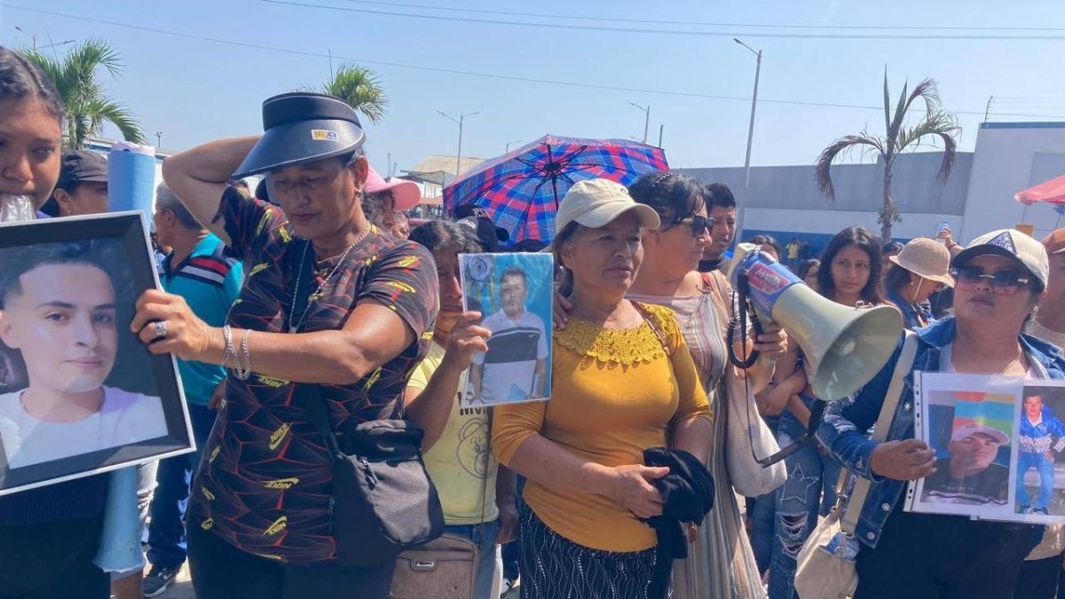 Los familiares de los pescadores del Barco Don Maca recibieron la noticia mientras protestaban fuera de la Capitanía del Puerto de Manta