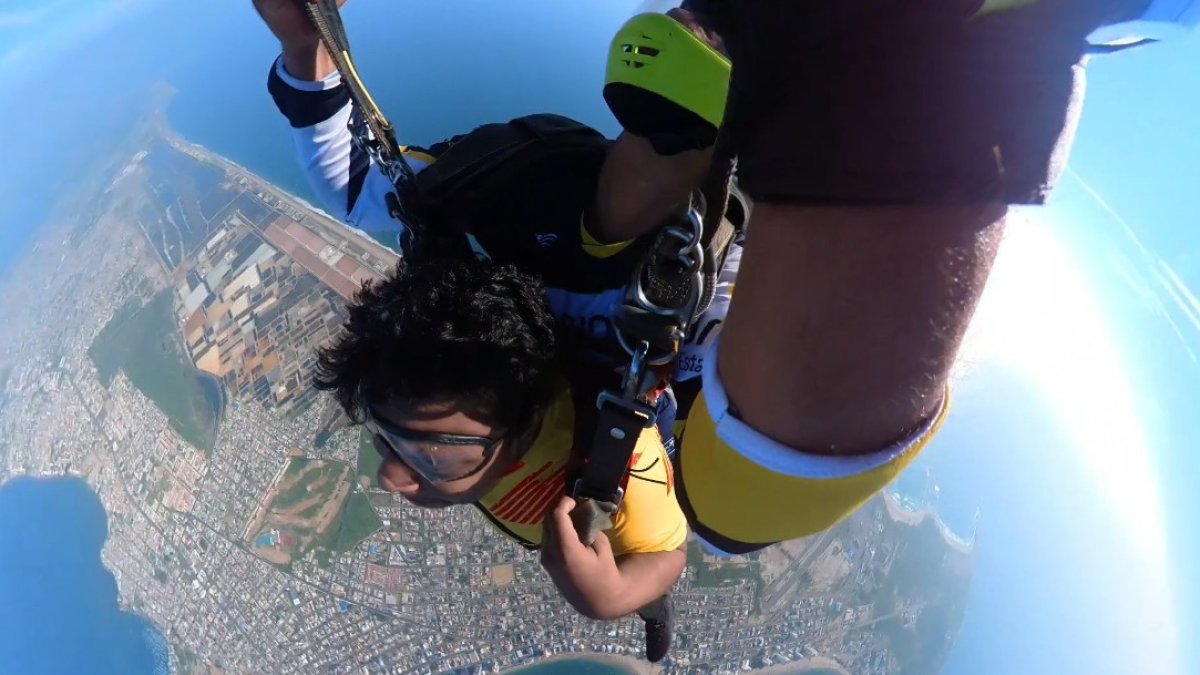 Schuberth Suing cumplió promesa y saltó en paracaídas por Barcelona SC