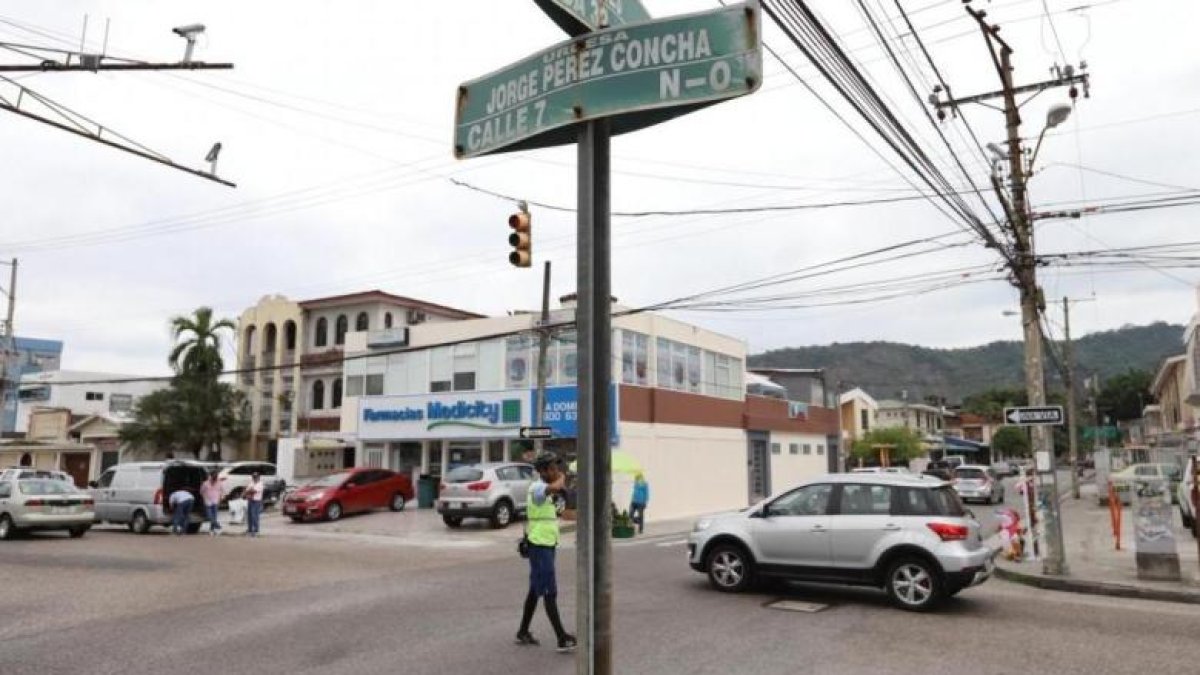 Cierres viales parciales en Urdesa Central por obras de soterramiento en Guayaquil