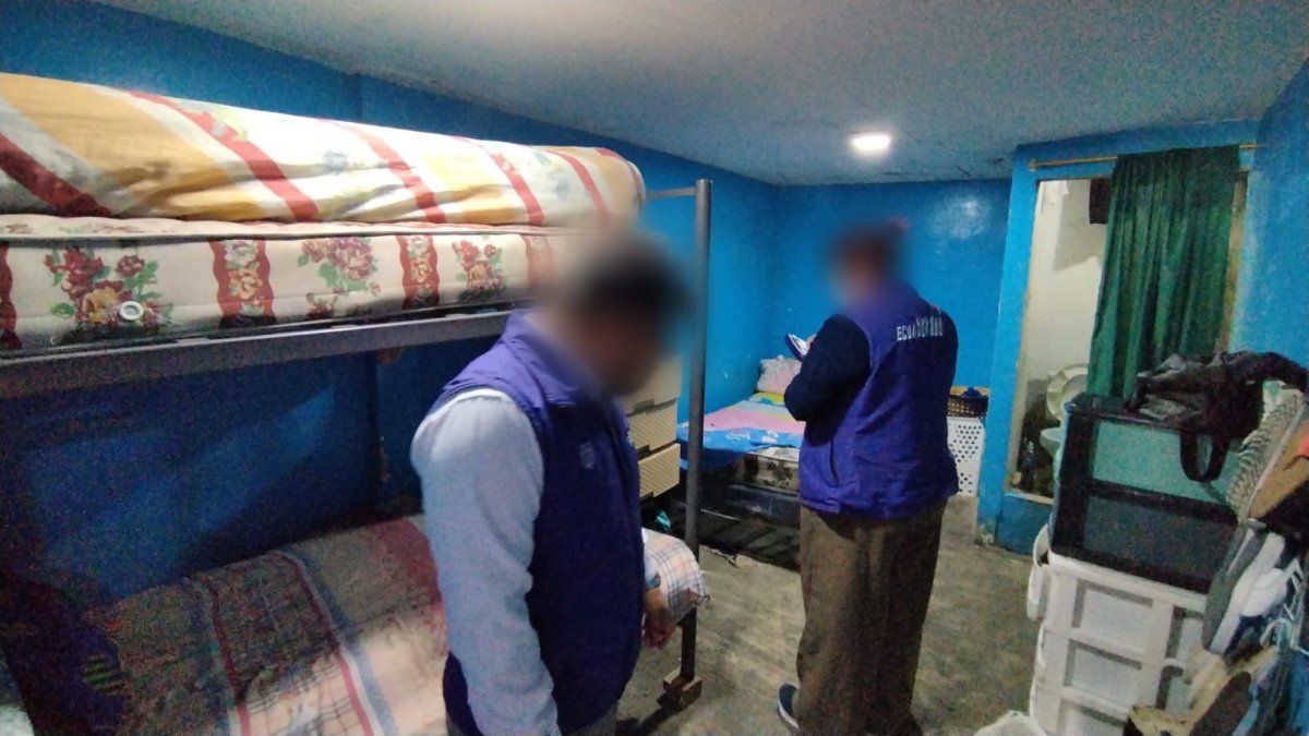 En el lugar se encontró colchones que no presentaban las condiciones higiénicas necesarias.