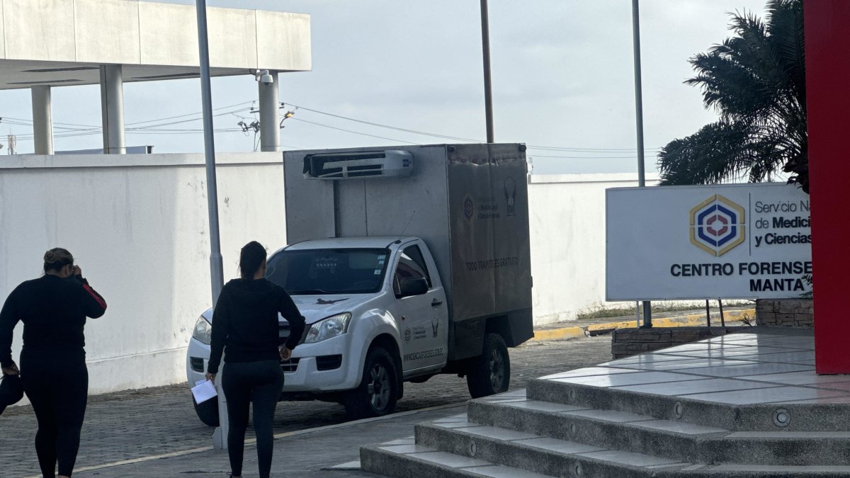 Los dos cuerpos fueron llevados al Centro Forense de Manta y solo uno había sido identificado.