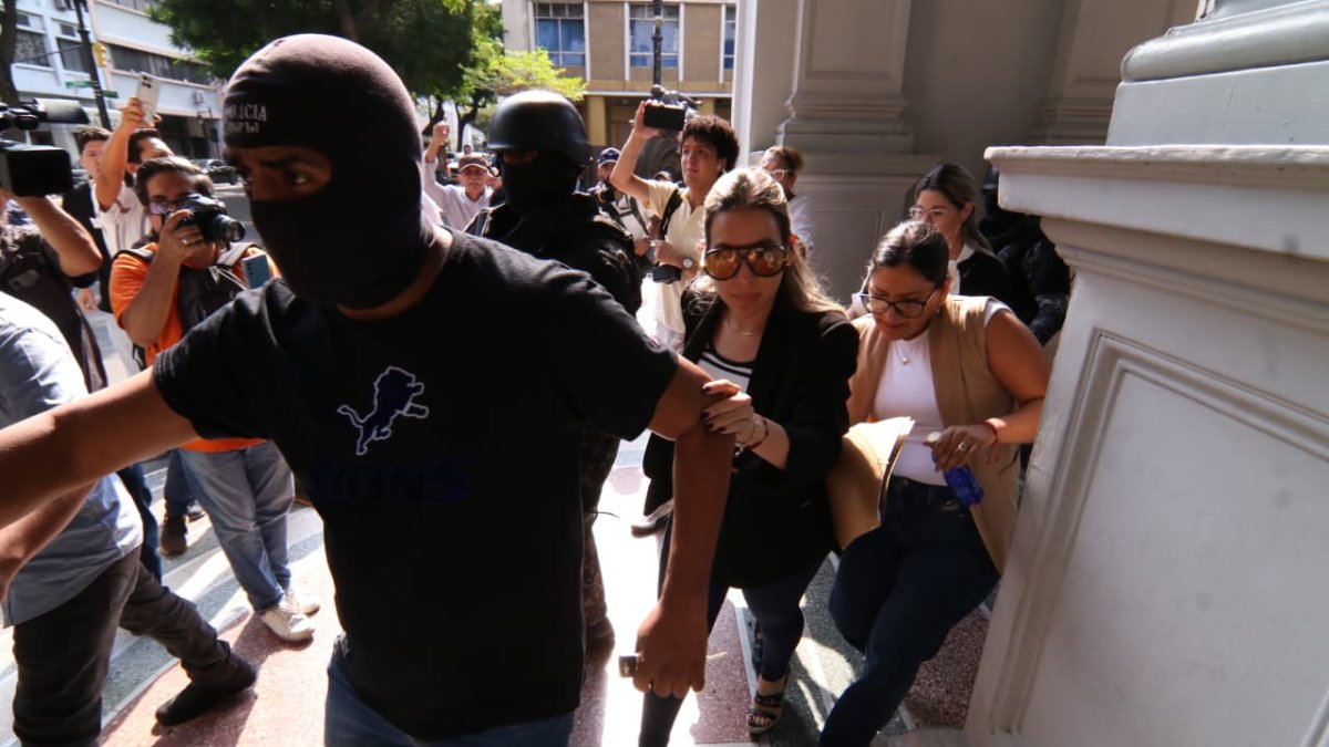 Funcionarios de Fiscalía debieron protegerse duranta allanamientos al Municipio de Guayaquil.