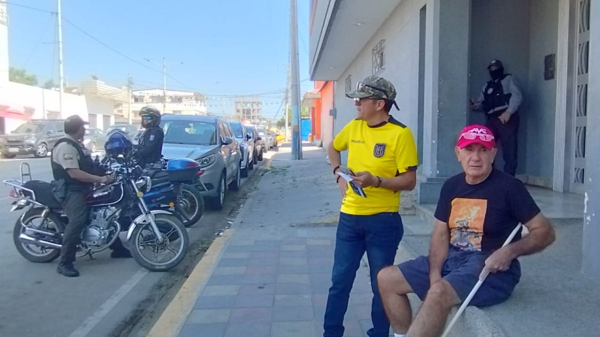 Los simpatizantes del correísmo recien empezaban a llegar cuando se les informó de la suspensión