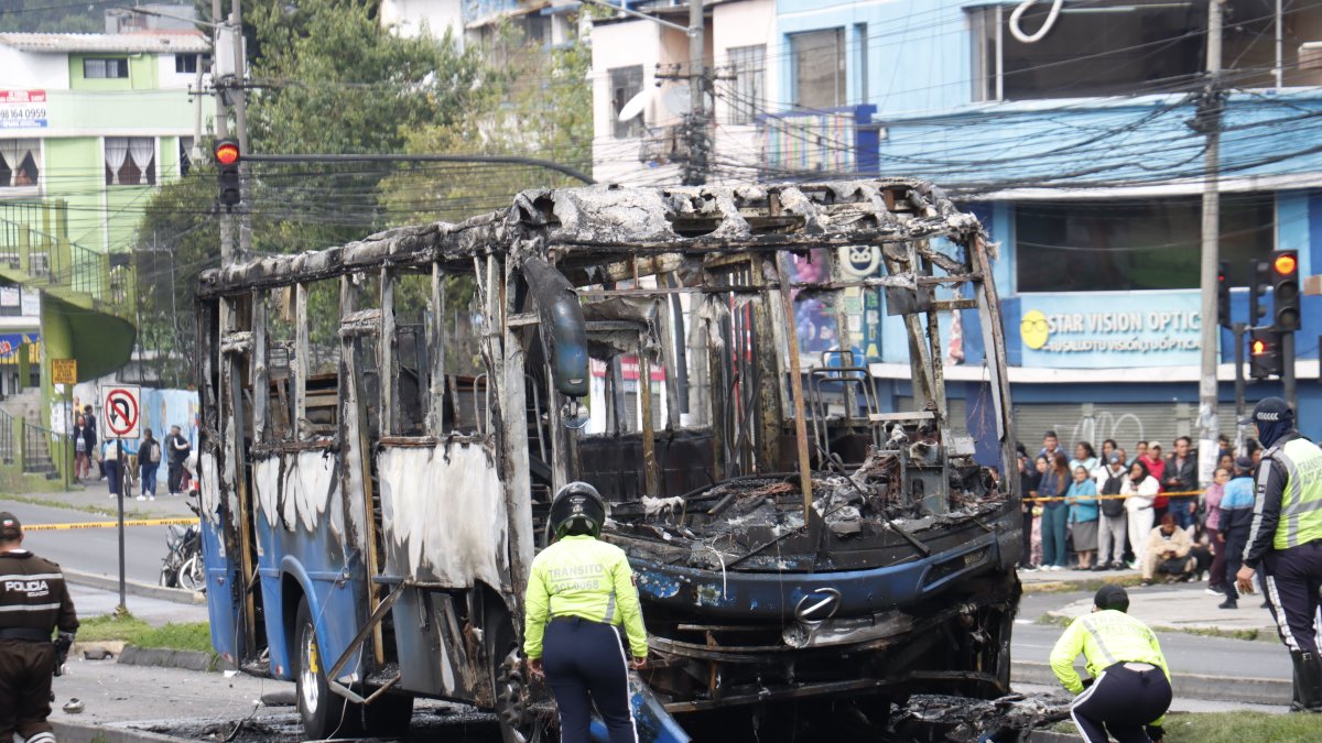 Así quedó el bus luego del accidente. El conductor huyó.