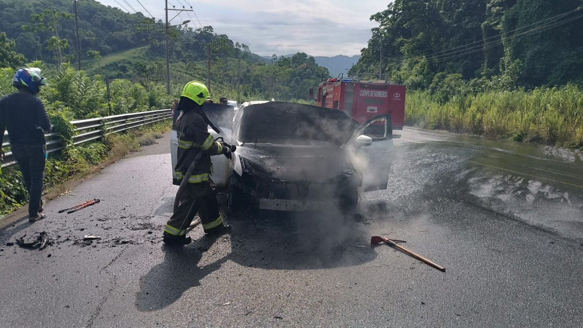 Bomberos de Esmeraldas sofocan un incendio vehicular en San Mateo. La rápida intervención evitó la propagación del fuego y no se reportaron heridos.