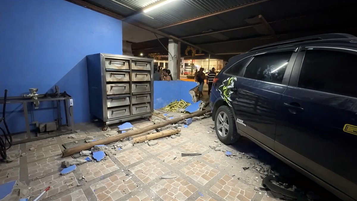 El vehículo perdió pista e ingresó violentamente a una vivienda en Quinindé, dejando daños estructurales y una víctima mortal.