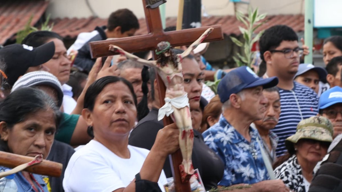 Cientos de feligreses recorren las calles del sur de Guayaquil durante la tradicional procesión del Cristo del Consuelo, en una muestra de fe y unidad.