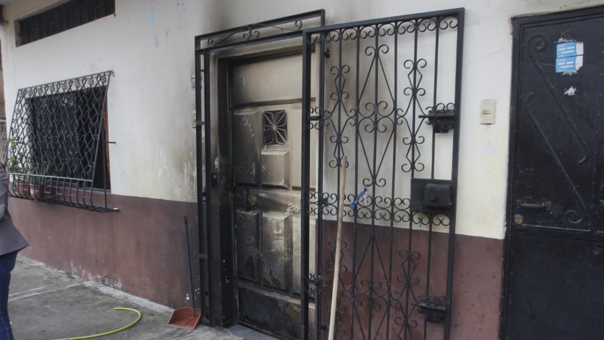Atentado con fuego afecta vivienda en el suroeste de Guayaquil.