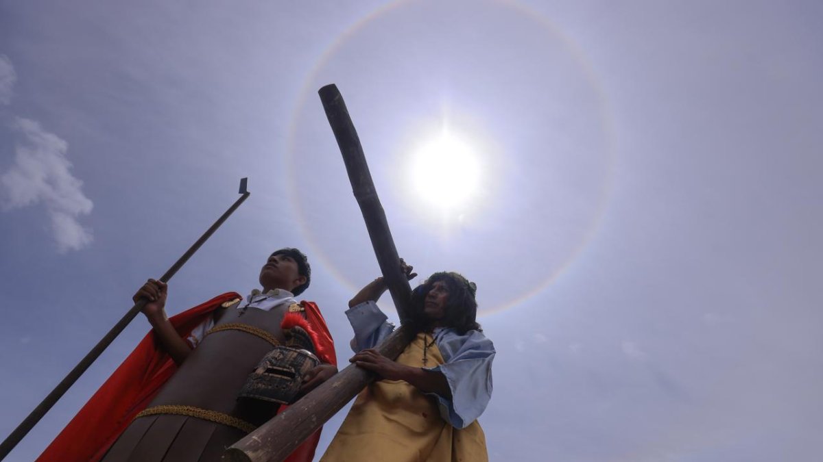 Durante la procesión, el fenómeno captó también la atención de los presentes, en Quito.