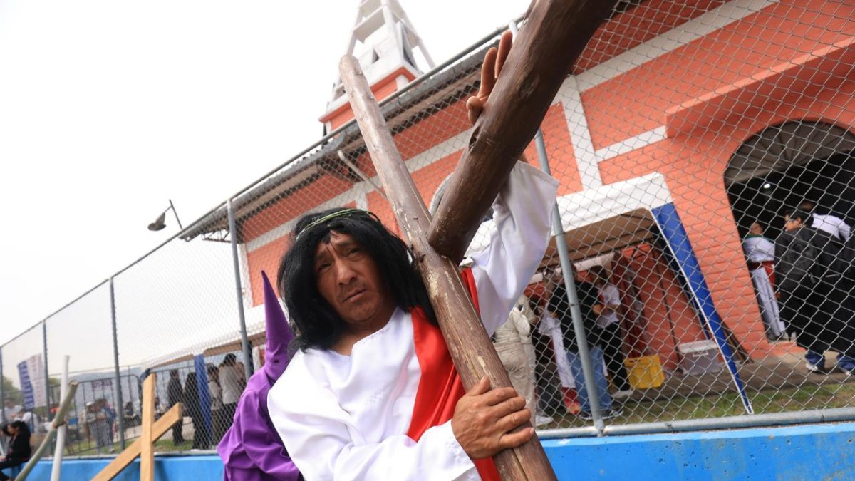 Fieles recorren las calles de La Unión en la tradicional procesión de Viernes Santo, combinando fe, cultura e historia.