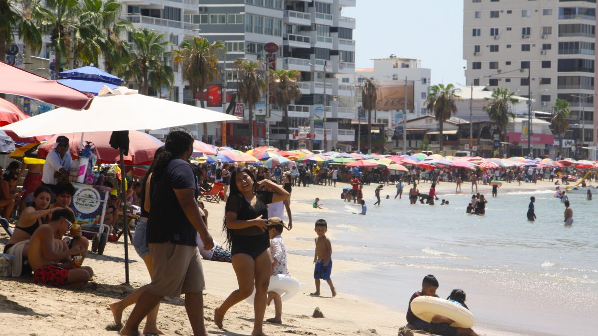 Los balnearios de la provincia de Santa Elena acogen a miles de turistas en el primer día de feriado por Semana Santa
