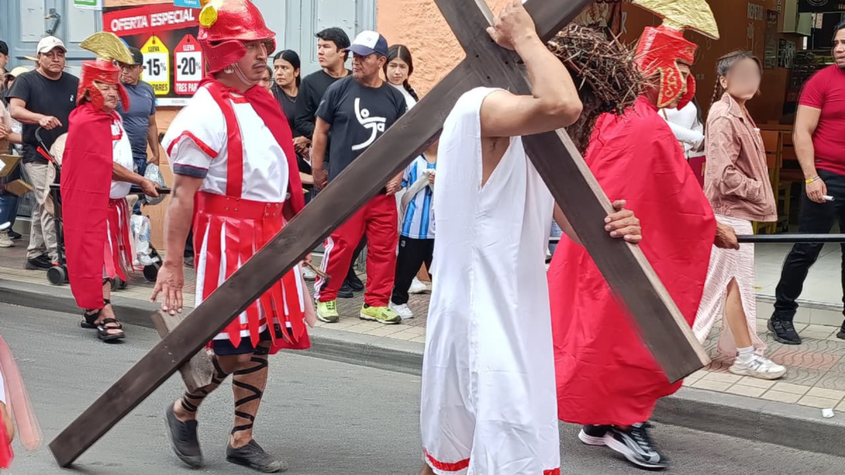 Fieles recorrieron las principales calles del centro de Loja durante el viacrucis organizado por la parroquia de San Francisco.