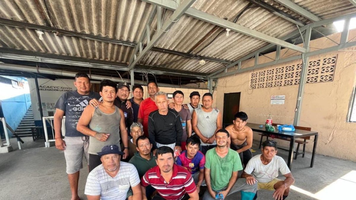 La foto enviada desde El Salvador confirmaría el estado de los pescadores extraviados en el mar.