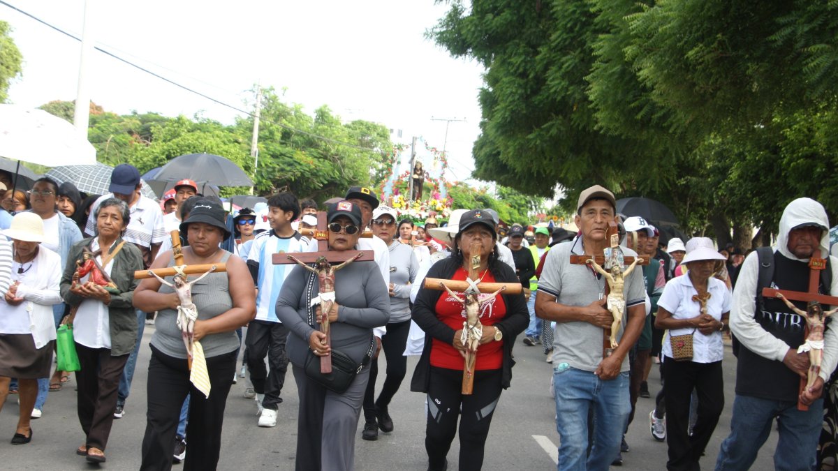 Muchos devotos recorrieron las rutas penitenciales llevando velas encendidas, crucifijos e imágenes representativas.