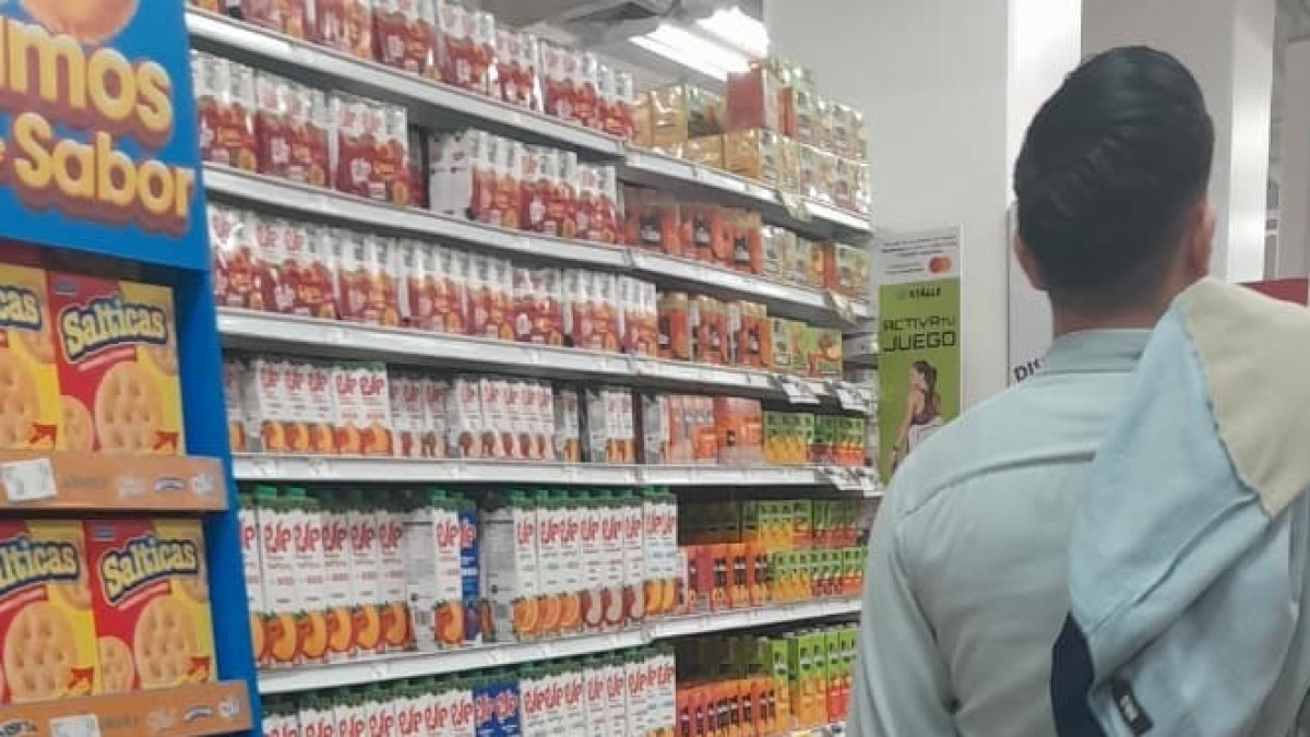 La inclusión de más de 60 alimentos procesados en el cobro del impuesto genera preocupación por el alza de precios y la economía familiar.