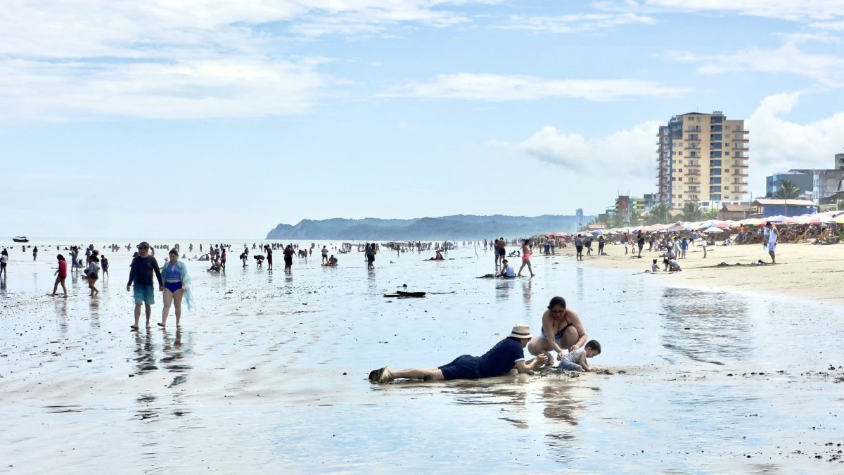 Turistas disfrutaron de las playas de Esmeraldas durante el feriado de Semana Santa.