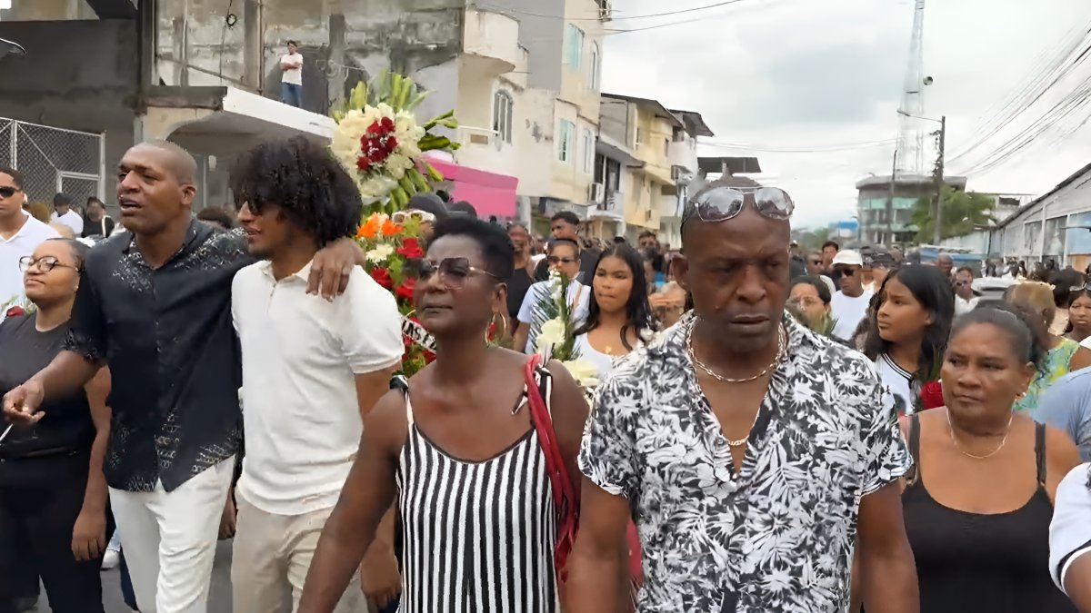 David Valencia, de camiseta negra, encabeza el cortejo fúnebre de su madre, “Mami Lucha”, acompañado por familiares y vecinos en un emotivo recorrido por las calles de Quinindé.