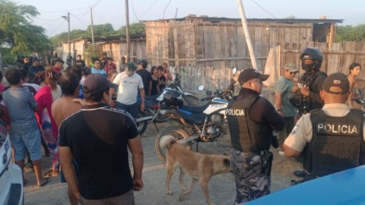 Agentes de la Policía Nacional acordonaron el área donde se cometió el ataque, para iniciar las primeras diligencias.