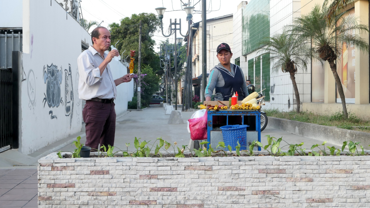 En Guayaquil, el comercio informal abunda.