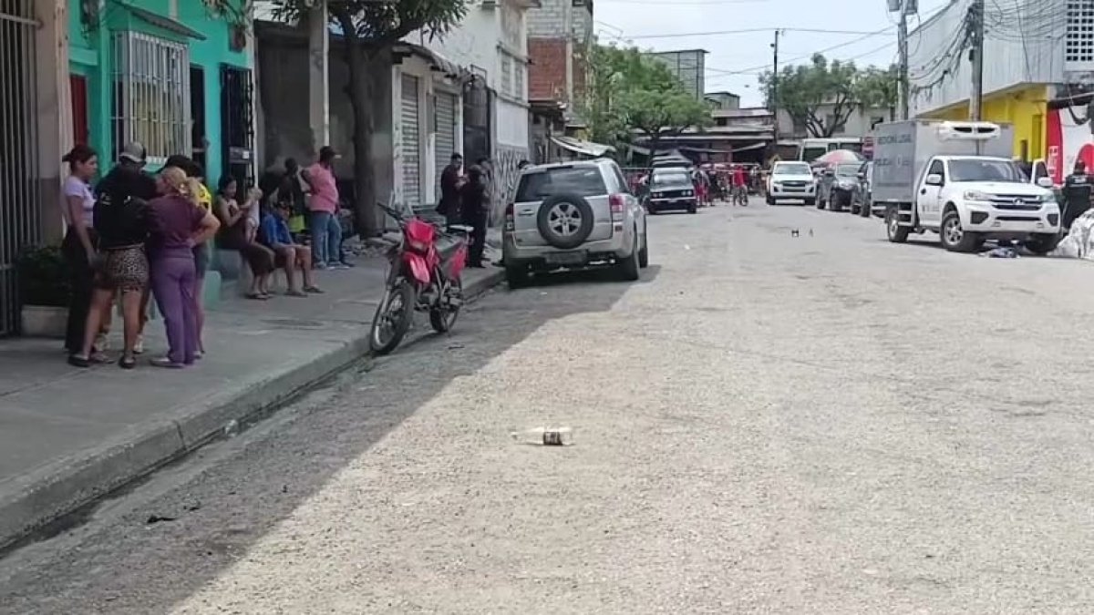 Los familiares llegaron al lugar, mientras la Policía realizaba el procedimiento correspondiente.