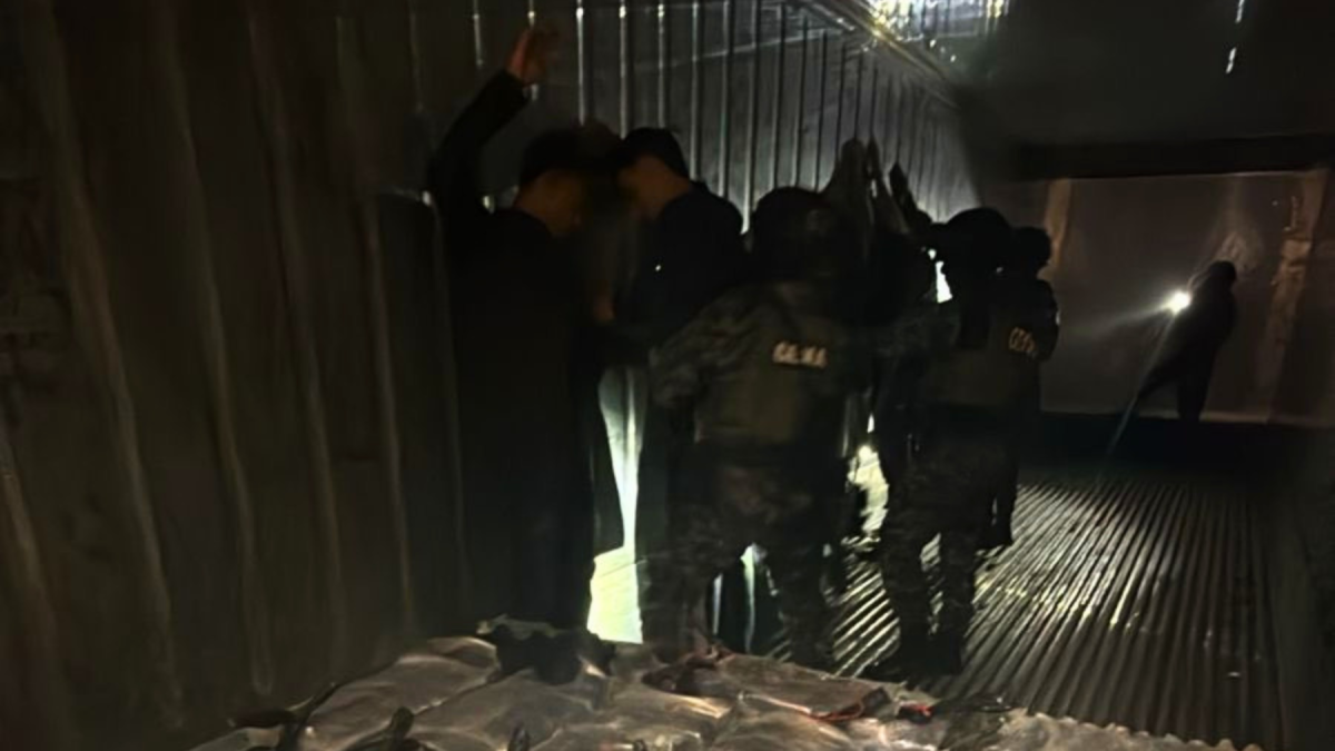 Detenidos en terminal portuaria de Guayaquil, en imagen compartida por John Reimberg.