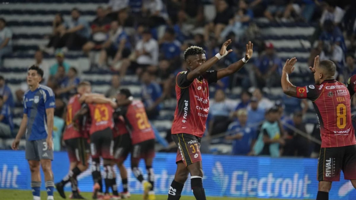 Los jugadores del Deportivo Cuenca celebran uno de los dos tantos con los que vencieron a Emelec en Guayaquil