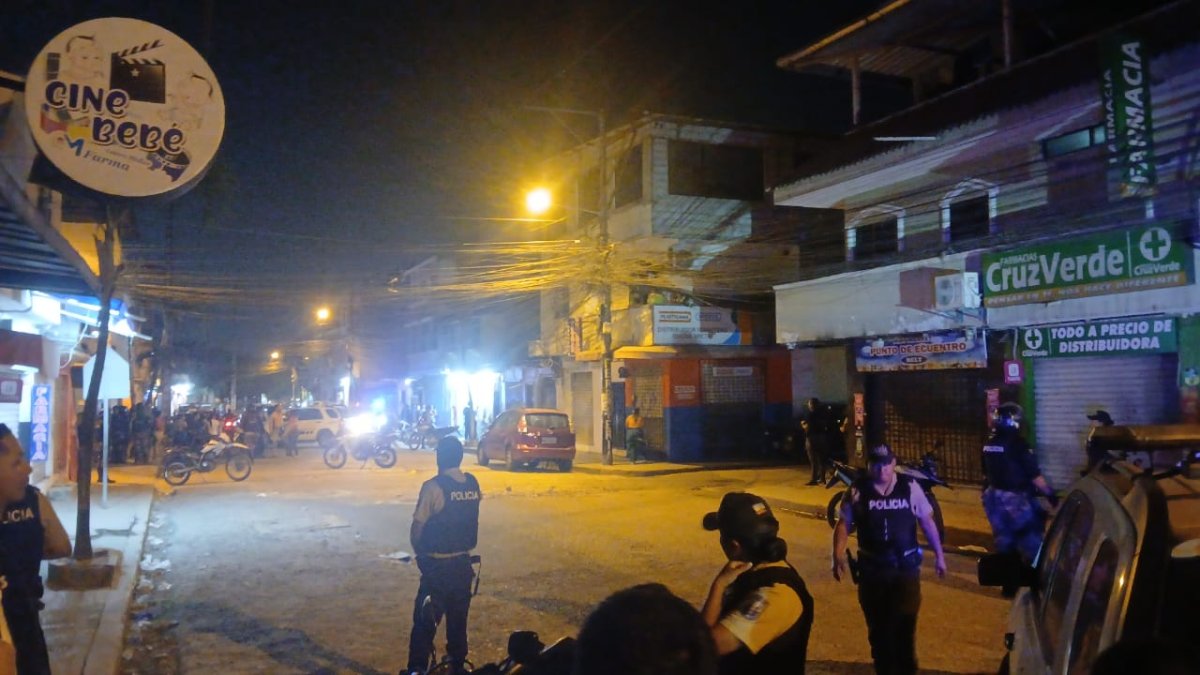 La policía llegó al lugar para iniciar las investigaciones y asegurar la zona.