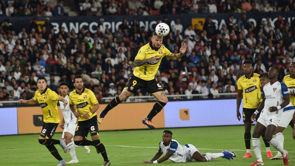 Barcelona se impuso 2-0 a Liga de Quito en el estadio Rodrigo Paz.