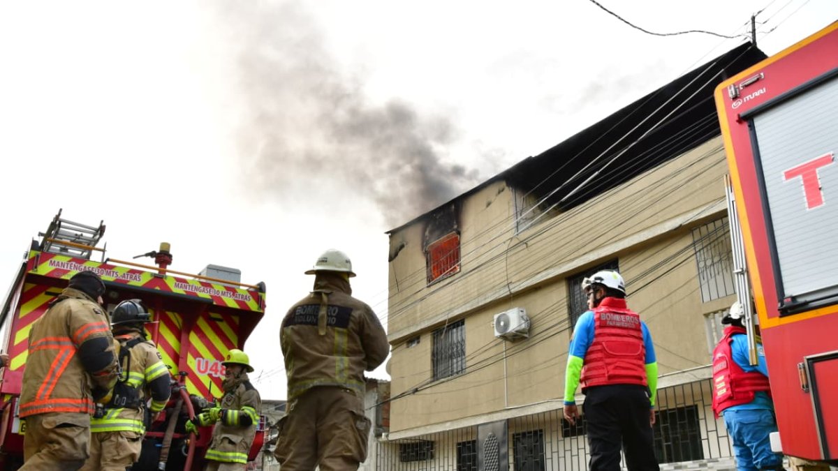 Incendio en vivienda de tres plantas alarma a moradores en Mapasingue Este: los detalles
