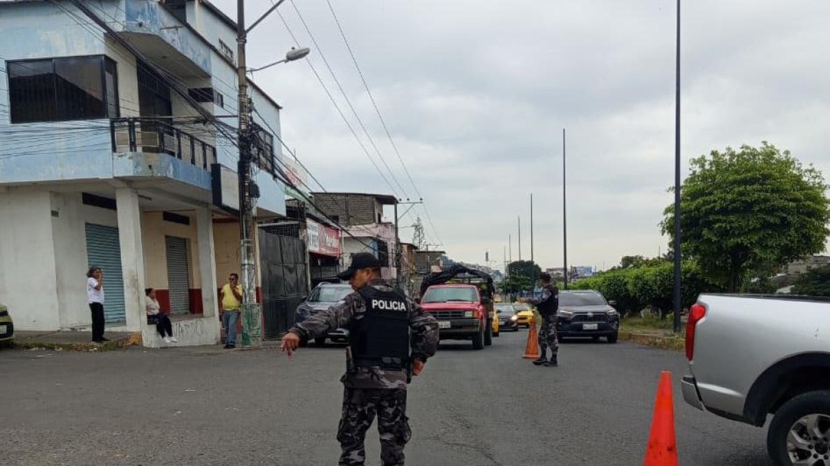 En San Lorenzo, agentes desplegaron un control en la vía principal tras el asesinato de un taxista informal, en medio de la tensión de la comunidad.