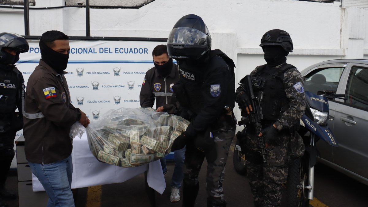 La Policía decomisó el dinero. La cifra informada fue inferior al millón de dólares, mientras que el abogado de Elit Corporation dijo que superaba el millón.