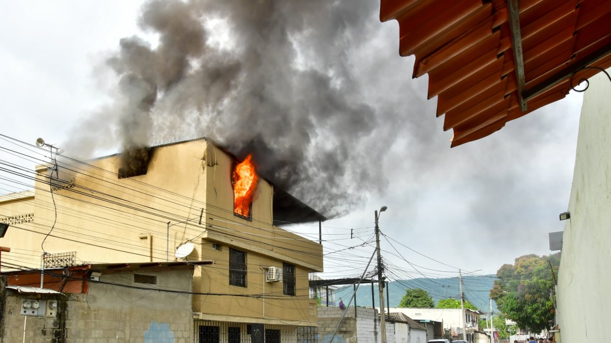 Incendio en Mapasingue: Siniestro en vivienda de tres plantas causa alarma en Guayaquil
