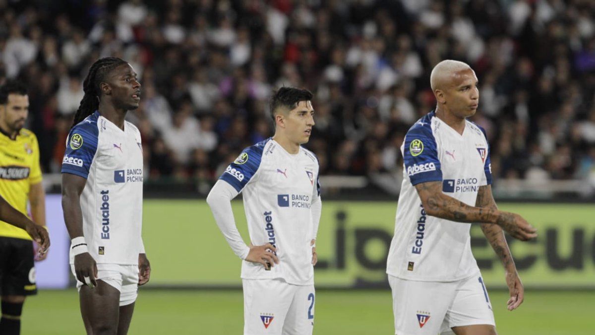 Ricardo Adé (izq.), de Liga de Quito, salió lesionado del partido contra Barcelona.