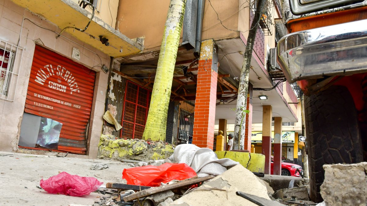 Los escombros de varias viviendas quedaron sobre la calzada. Los moradores limpiaban ayer sus casas.