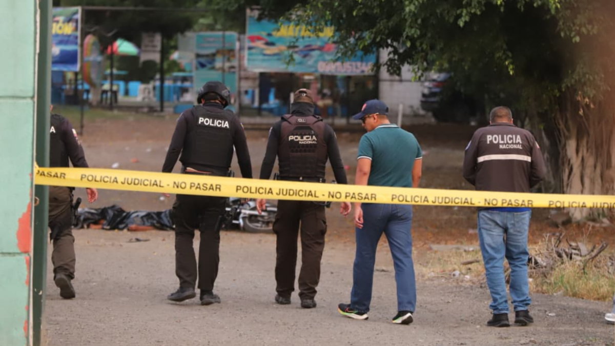 Uniformados levantan indicios dentro del club privado del sur de Guayaquil.