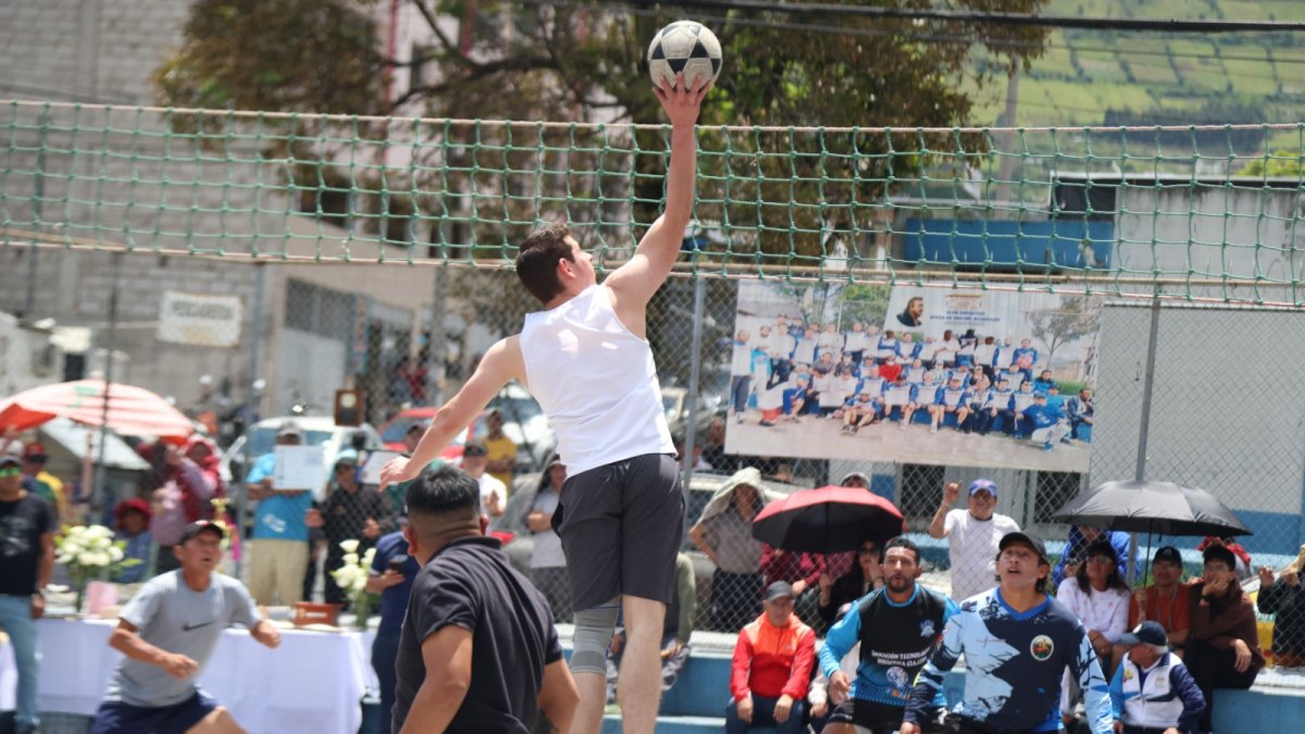 Como parte de los homenajes se llevó a cabo la primera edición de la Copa Jorge Arturo Carrera, que se realizará cada año para recordar al pionero del ecuavóley