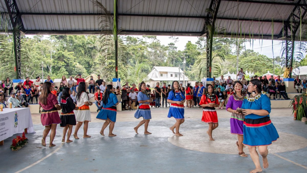 Jóvenes danzan con trajes tradicionales durante la fiesta, llenando de color y alegría la celebración.